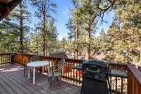 Harrison's Hanger - Cozy cabin with a fairly nice view of the tree line! Wood burning fireplace! - Chambres d'hôtes Big Bear City