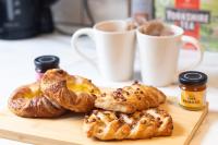 Cozy 1BR Flat, Train Station, Free Parking, WiFi, Smart TV - B&B Spon End