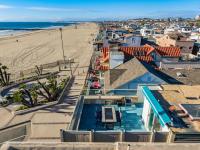 Beachfront Retreat with Ocean Views Private Rooftop Deck Walk to Pier and Town - B&B Newport Beach