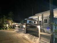 7 Minutes from Centre Orchid villa With Jacuzzi and Pool Table - Bed and Breakfast
