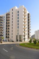 Prime Location 2BR Apartment with Pool & Dining Nearby - Bed and Breakfast Abu Dhabi