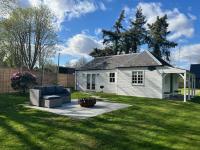 Couples Unique Stay in Bowling Club newly upgraded - B&B