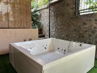 Stay Leisurely Boutique Suites and Apartments, Lonavala - B&B Lonavla