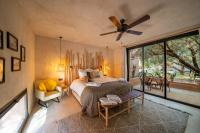 Zimmer mit Kingsize-Bett und Poolblick