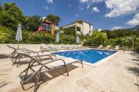 Holiday Home With Seven Bedrooms and Pool - Ferienwohnung Podstrana