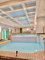 Cozy 2 BR 2 Bath Condo with Netflix and Karaoke near MRT EDSA - B&B Manila