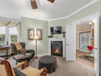 Zimmer mit Kingsize-Bett und Whirlpool