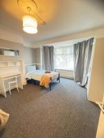 Shirley House 6, Guest House, Self Catering, Self Check in with smart locks, use of Fully Equipped Kitchen, close to City Centre, Ideal for Longer Stays, Excellent Transport Links - B&B