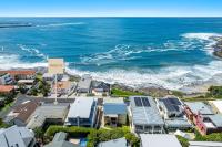 Little Palms - Oceanfront Escape Overlooking Yambas Iconic Convent Beach - Holiday Yamba - B&B Yamba