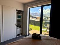 Mountain views private master bedroom - B&B Lake Hawea
