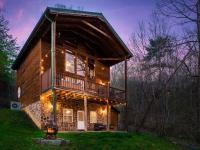 Luxury Honeymoon Cabin with Private Indoor Pool, Arcade, Hot Tub & Movie Theater - Chambres d'hôtes Sevierville