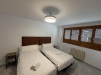 Spacious Top-Floor Apartment - B&B Granada