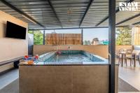 Serenity Skies Apartment by VEO, StayVista - 5BHK with Garden & Private Pool - Chambres d'hôtes Nashik