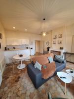 Le Clémenceau face à la Charente 2 chambres - B&B Saintes