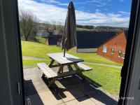 The Folly - 2 bedroom chalet with wonderful views - B&B
