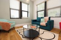 Modern Retreat 2BR, Sleeps 6, Smart TV - Bed and Breakfast