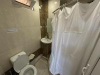 Habitación con cama extragrande y balcón