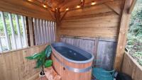Bijou Coastal Apartment in Polperro With Hot Tub, Onsite Parking 5 min Downhill Walk To Village - Chambres d'hôtes Polperro