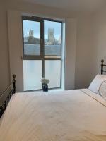 Central, modern and peaceful, lovely Cathedral views, two-bed apartment with 40" smart TV & free onsite parking - Chambres d'hôtes Lincoln