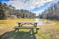 3 Mi to Dtwn Ellijay: Tree-Lined Cabin w/ Deck! - Bed and Breakfast Ellijay