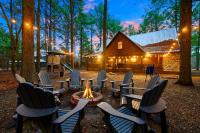 StayHocha Group Getaway with Forest Views Pets ok - B&B Broken Bow