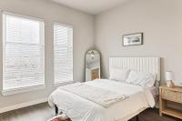 Luxury 2BD Condo with Pool & Gym - B&B Fort Worth