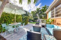 Yard and Hot Tub Historic Lake Worth Cottage! - Bed and Breakfast