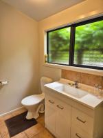 Zimmer mit Queensize-Bett und Gartenblick