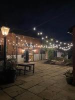 Luxury Escape with Cinema, Pool Table & Darts - B&B
