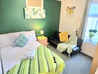 Gillings Villa -5 Bed Great For Long & Short Stay!!! Gillingham Kent - Chambres d’hôtes