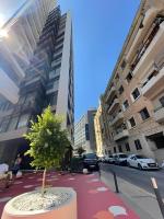 Gzira Prime Spot, Stylish Industrial Apt, Sleeps 11 - B&B Gzira