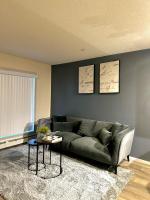 1Bed Blue House high rise condo Manning Area - Bed and Breakfast Edmonton