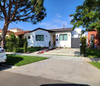 Modern luxury 3 bedroom home next to La Cienega Plaza with parking, WiFi, TV, BBQ 10 minutes to Rodeo Drive - B&B