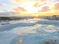 Unique Seafront Triplex Penthouse with Panoramic Bedroom & Rooftop Jacuzzi overlooking Valletta - B&B
