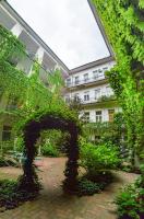 Near City park only 5 minutes walk , where you can find the world famous Szechenyi thermal bath spa, Capital Circus , Museums The apartment is modern and newly renovated ,in a quiet and peaceful green Oasis with AC ,smart TV, high speed internet - B&B Budapest