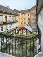 Delightful apartment in the the city ,we would love to welcome you to our large, modern, and quiet apartment with AC and High Speed , and stable internet,walking distance to the world famous New York Cafe - Chambres d'hôtes Budapest