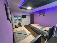 Tweepersoonskamer met 2 Aparte Bedden en Eigen Badkamer