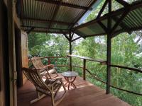Habitación con cama grande y balcón