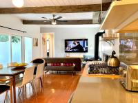 Remodeled spacious 2Bdr2Bath King beds backyard - Chambres d’hôtes