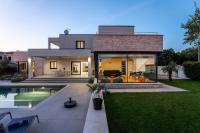 Villa Anni for 10 people in Porec with heated pool, sea view & kids room and playground - B&B Poreč