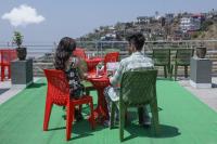 The Alluring North Sunset Vibes and Chest's Nest Near Mall road kasauli - B&B Kasauli