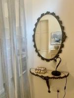 2-Bedroom Very Central House Near Valletta 'Yellow' - Perfect for Discovering Malta - Bus Stops Outside & Adjoining Cafeteria - Chambres d'hôtes Imsida