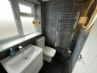 Kingsize Master Bedroom with En-Suite, TV and sea views - Room Only - Ferienwohnung St. Ives