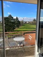 Grand appartement avec balcon et 2 chambres - Bed and Breakfast