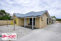 Wolaroi Villa 1, with Netflix and Disney Plus - Bed and Breakfast