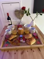 Suite Eden Spa, Appart-hôtel bien-être 3 étoiles, 2 pièces 40m2 aux portes de Lens, Spa privatif illimité, Écran géant Netflix et Sport, Lit Q-Size et canapé-lit jusqu'à 4 personnes, Cuisine équipée, Patio couvert barbecue, Parking gratuit, Wi-Fi fibre - Chambres d'hôtes Avion