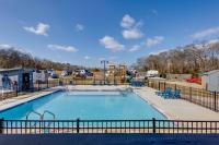 Patio, Fire Pit & Grill: Central Sevierville Cabin - Ferienwohnung Sevierville