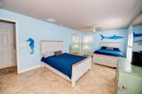 Thumb Point Oasis w Heated Pool walk to beach - Bed and Breakfast Fort Pierce