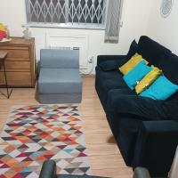 Sofa cama em sala adaptada com Ar condicionado - B&B Rio de Janeiro