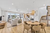 Stylish 4-Bed Waterfront Home with Private Pool - Ferienwohnung